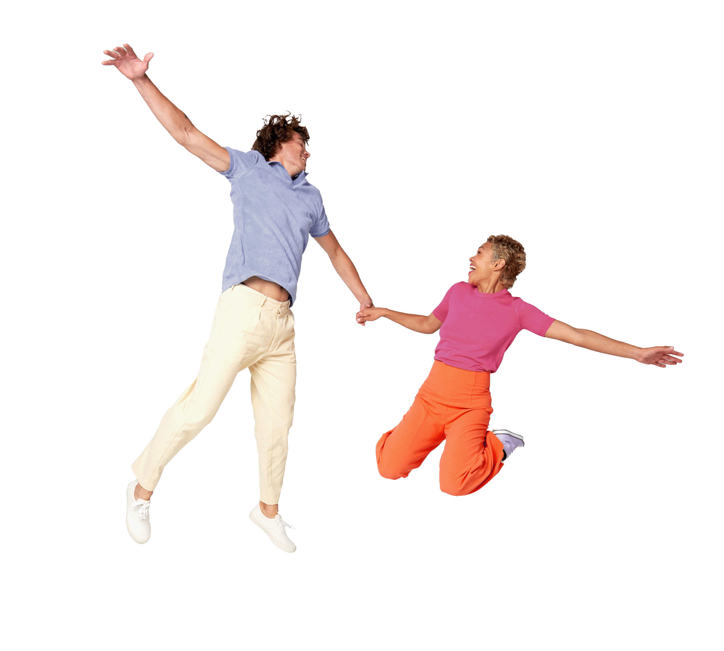 Frau und Mann halten sich springend an den Händen fest.